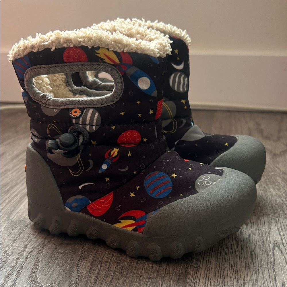 Bogs Black and Gray Space-Themed Kids waterproof boots size 8 - Picture 2 of 8